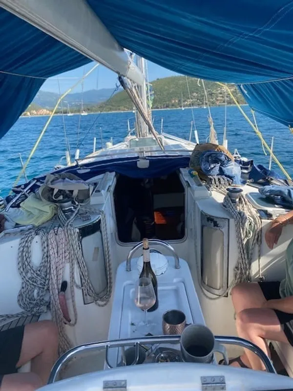 Apéritif au champagne servi dans le cockpit du voilier