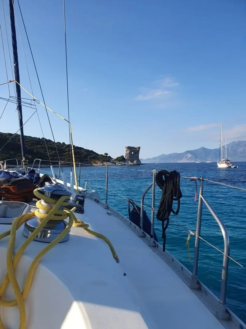 Voilier Eridu devant la tour de Mortella à l'entrée du golfe de Saint-Florent