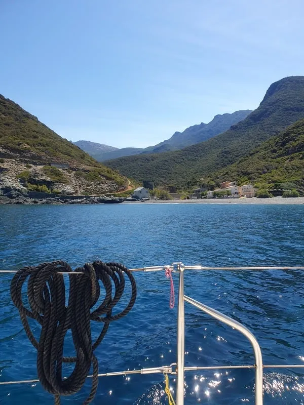 Crique et village du Cap Corse vus depuis le voilier