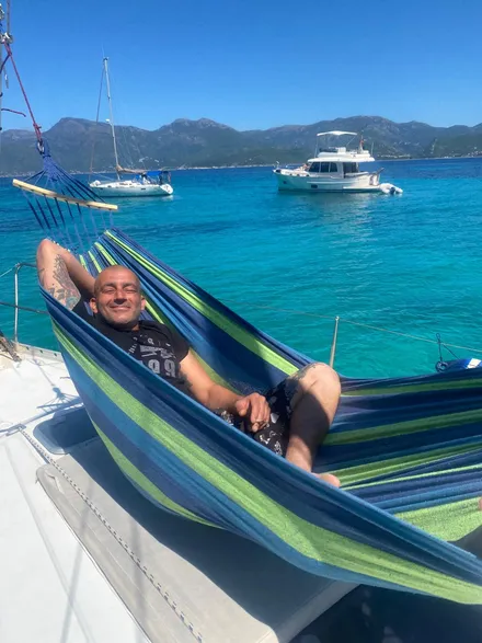 Emiliano, second à bord, tenant une bonite pêchée au large du Cap Corse