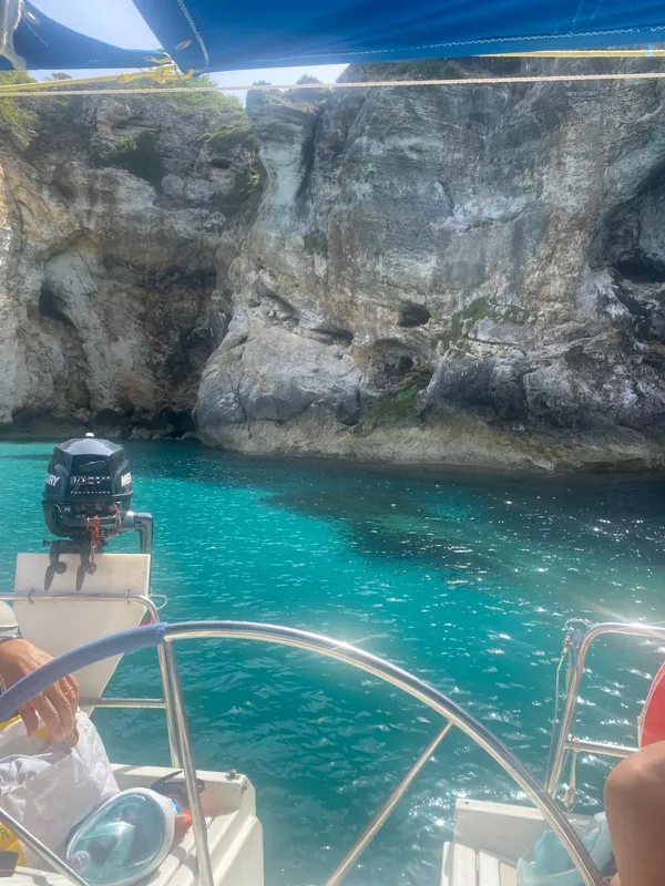 Falaises du Cap Corse et grotte marine vues depuis la mer