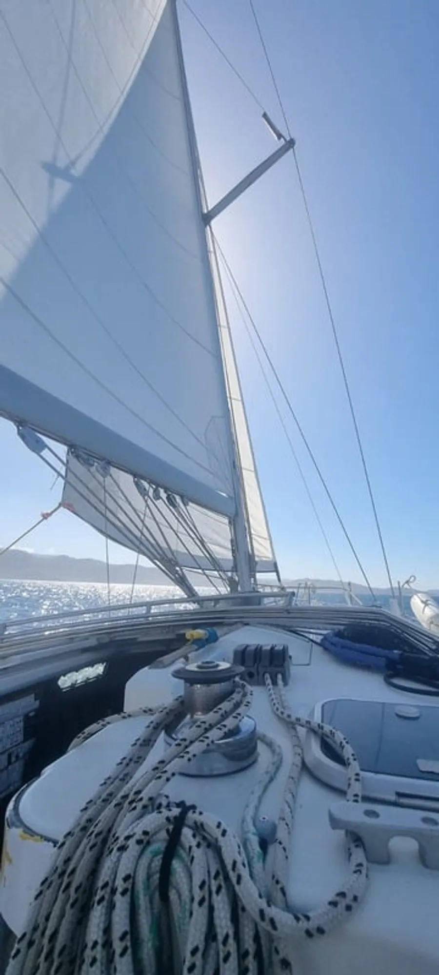 Pont du Bénéteau Oceanis 400 avec grand-voile hissée et cordages