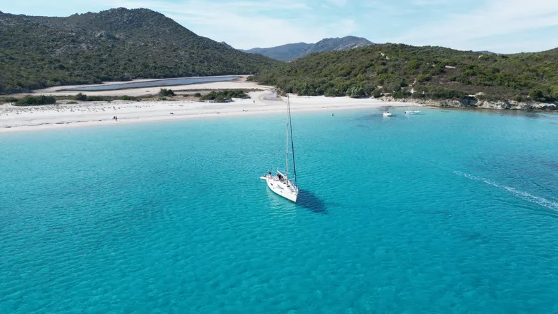Voilier Eridu au mouillage devant Saleccia pendant notre journée Agriates