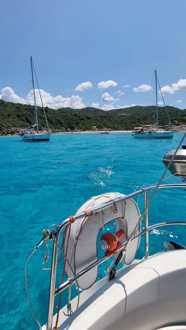 Deux voiliers privatisés au mouillage dans une anse cristalline des Agriates
