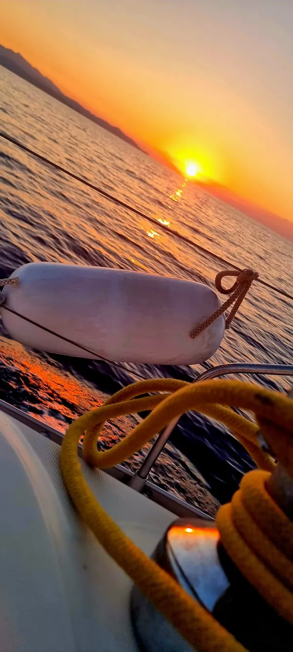 Détail du pont au coucher de soleil pour un événement privatisé en mer