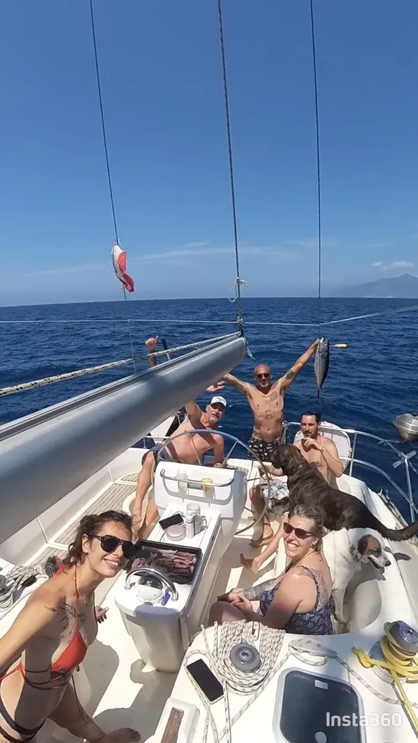 Pêche à la traîne réussie au large du Cap Corse, bonite tenue par l'équipage