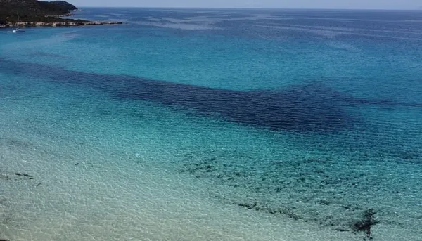 Plage de sable blanc et fonds turquoise dans les Agriates