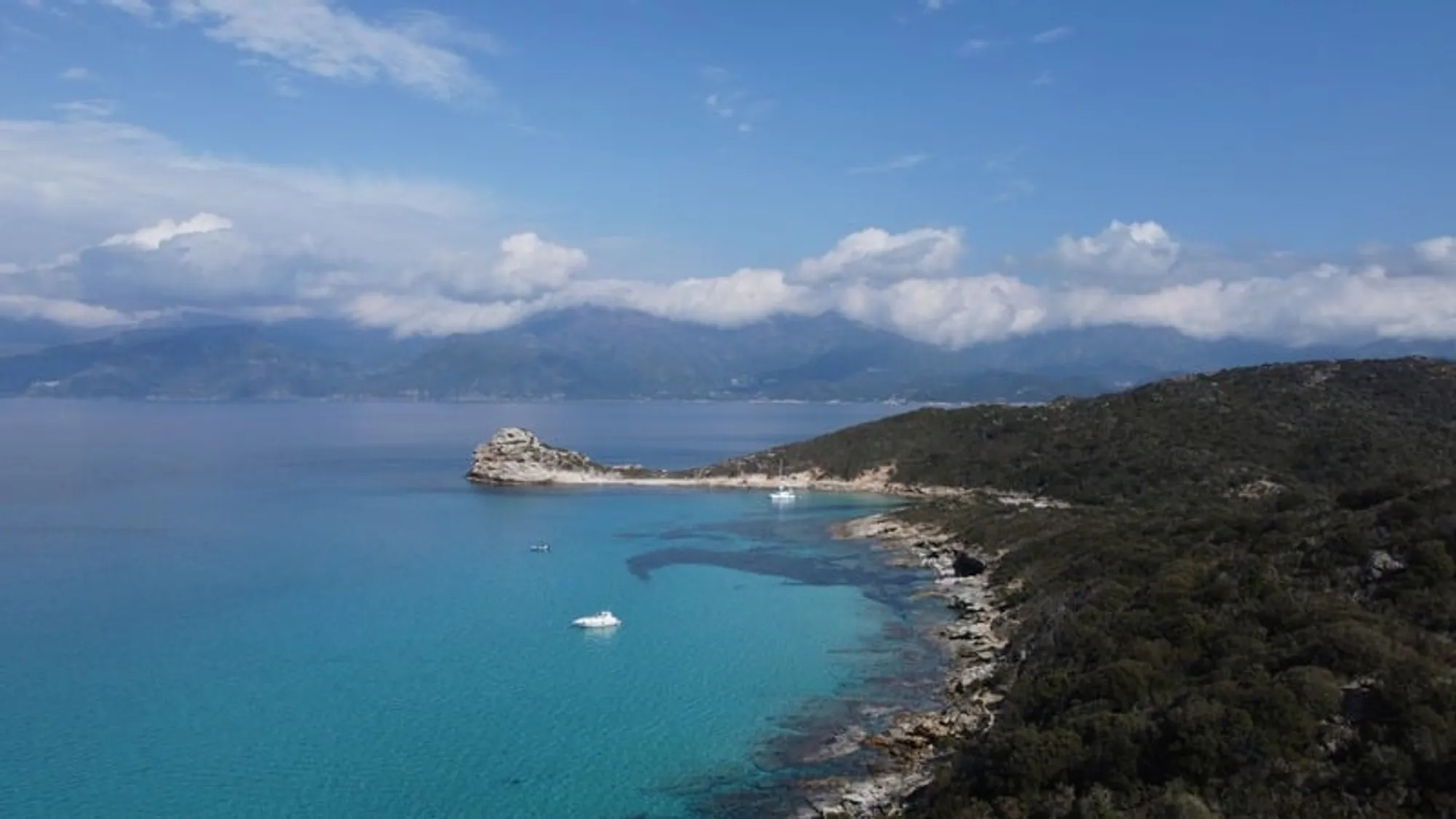 Vue aérienne d'une plage sauvage du désert des Agriates avec voiliers au mouillage sur eau turquoise