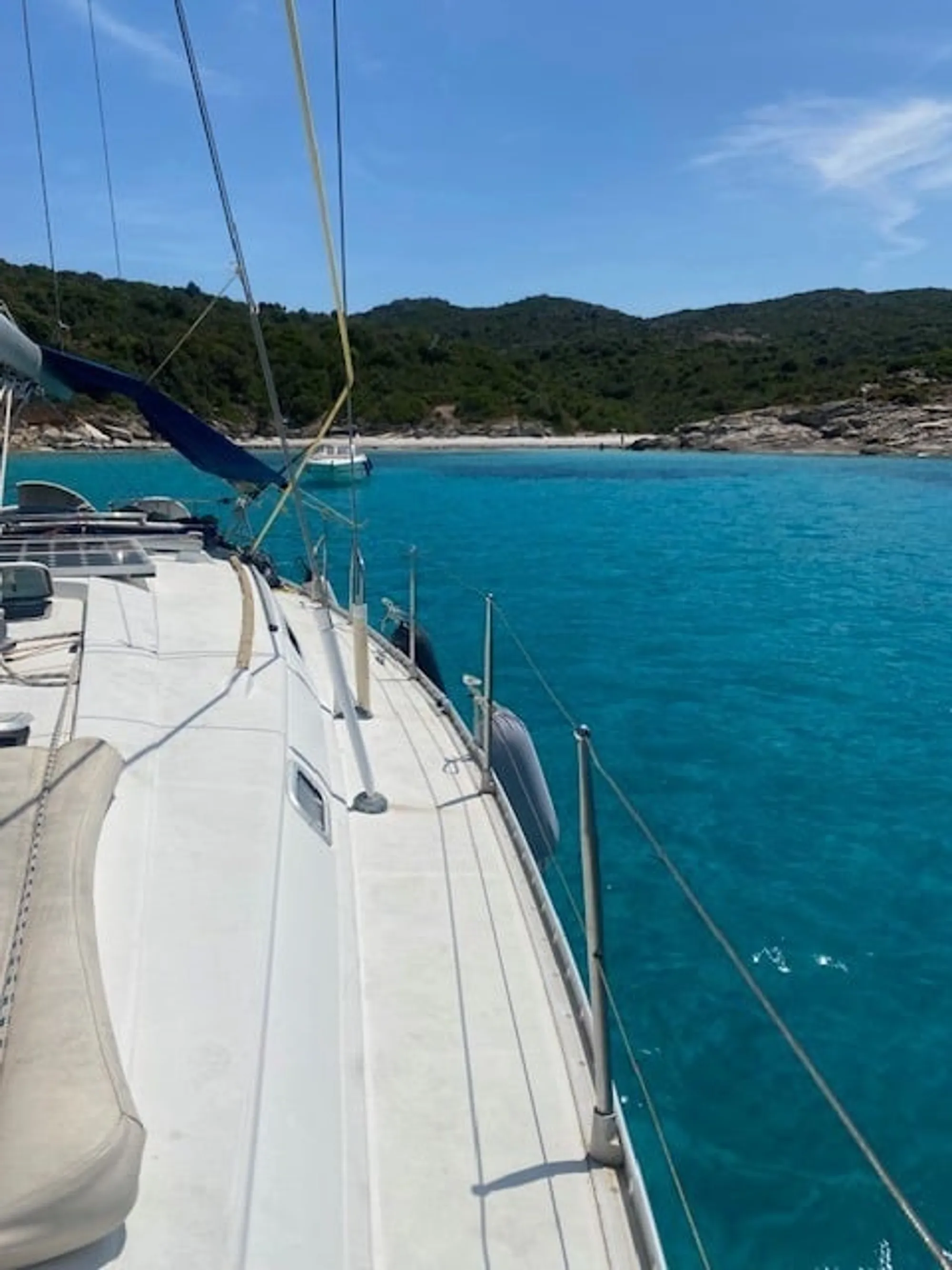 Voilier privatisé au mouillage face à une plage sauvage des Agriates
