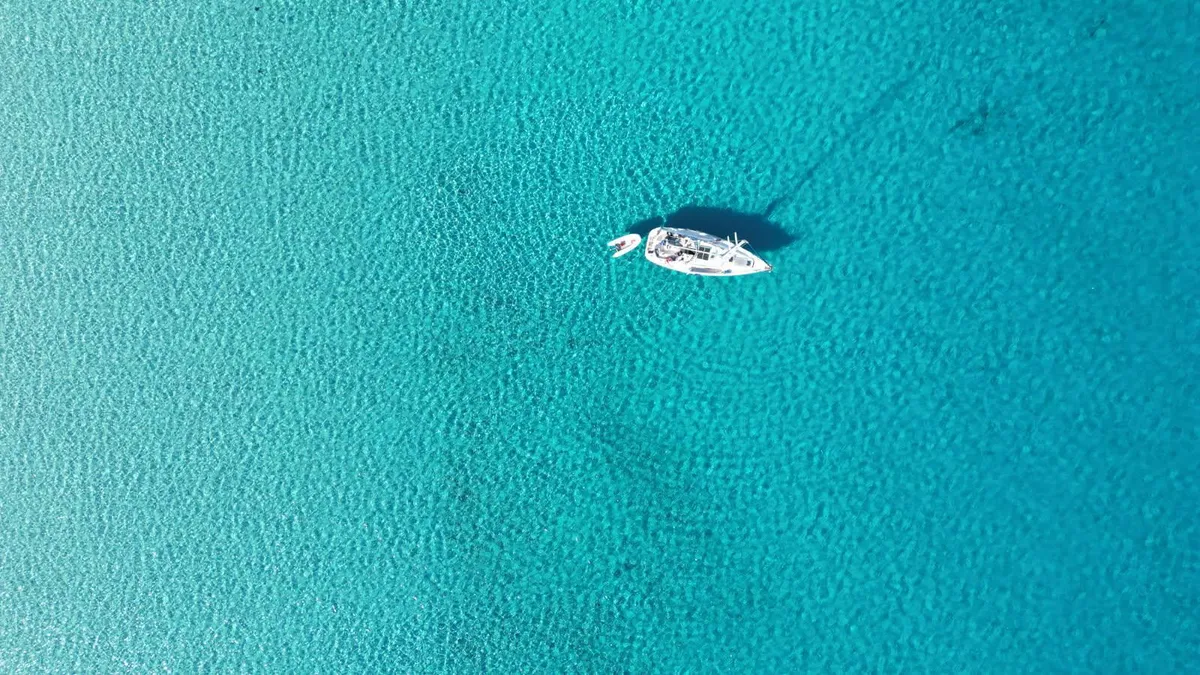Herbiers de posidonie vus sous l'eau turquoise cristalline au mouillage aux Agriates