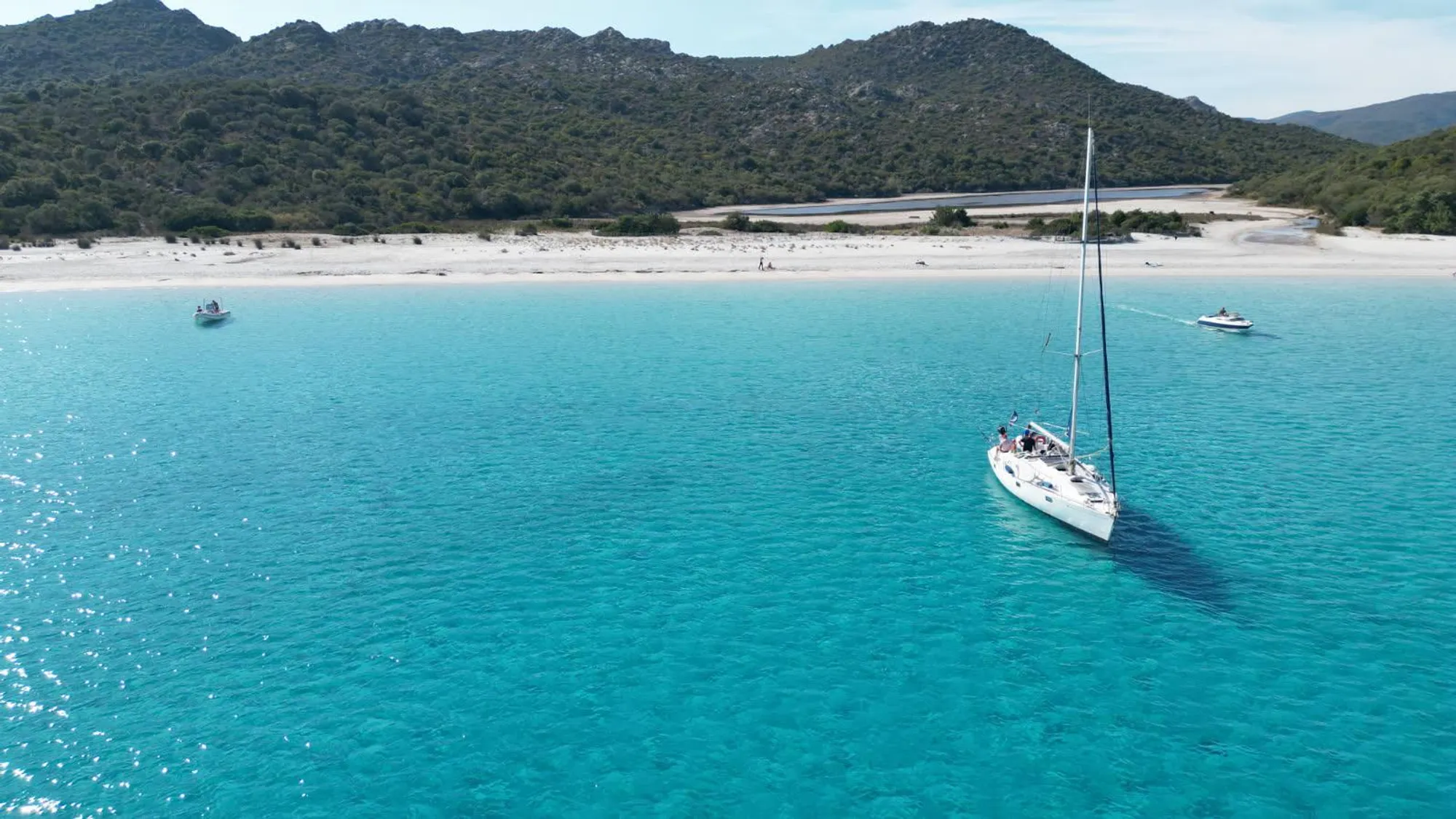 Plage de Saleccia vue depuis la mer, sable blanc et eau turquoise