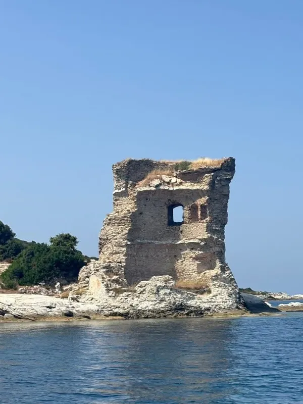Tour génoise en ruines sur la côte du Cap Corse