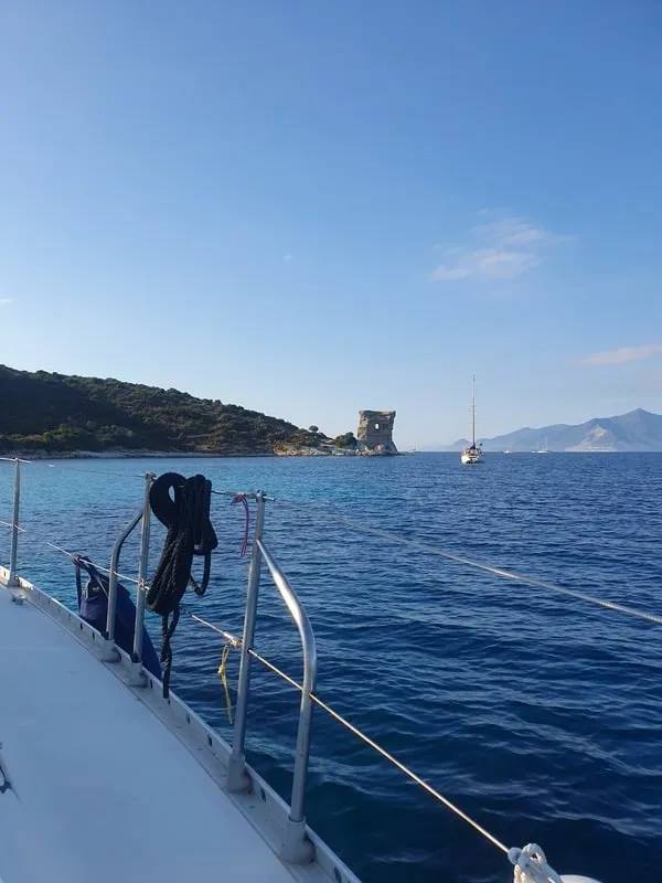 Cordage du voilier devant les falaises du Cap Corse
