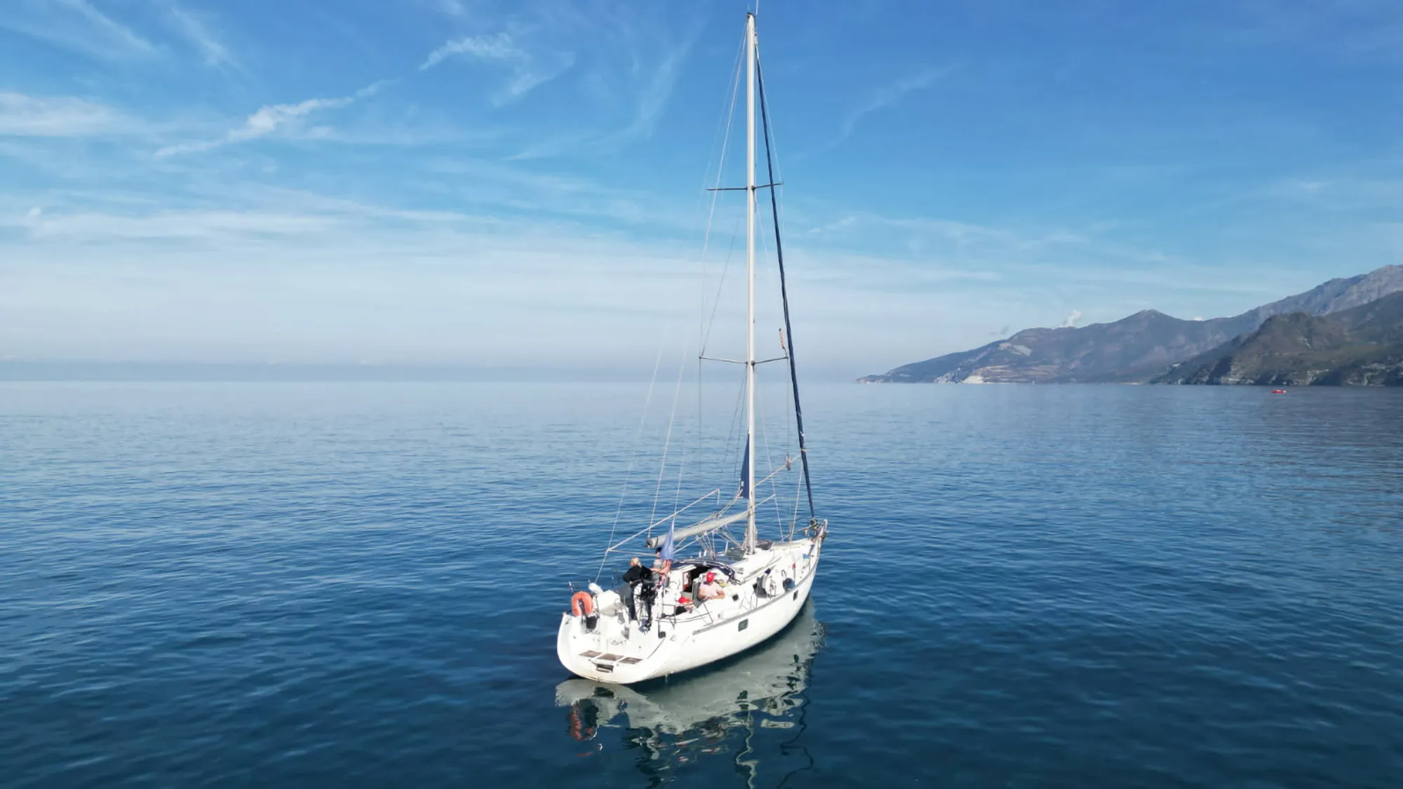 Voilier au mouillage dans le golfe de Saint-Florent face au Cap Corse au lever du jour