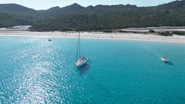 Voilier Eridu au mouillage devant Saleccia avec l'annexe