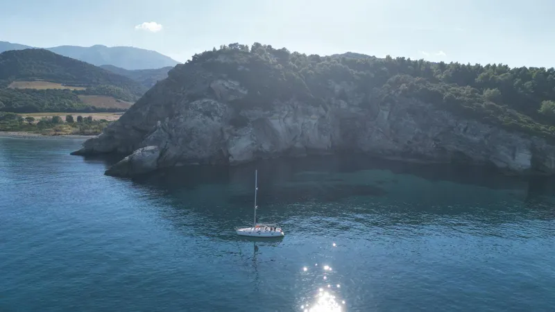 Village perché de Nonza au Cap Corse avec ses galets noirs et sa tour paoline